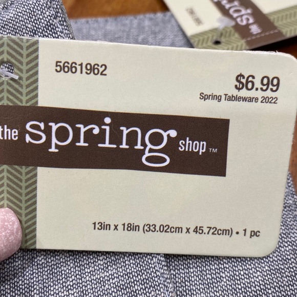 NWT.  8piece, placemats/napkin set. - Picture 7 of 12